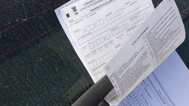 Multa per guida con braccio fuori dal finestrino dell'auto.