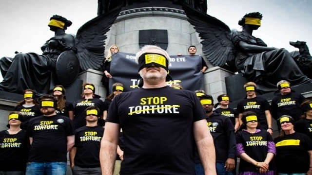 Una dimostrazione di Amnesty International contro a tortura