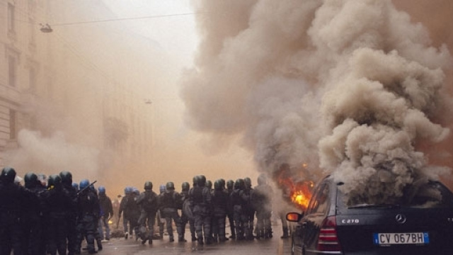 Una scena degli scontri avvenuti nel G8 di Genova nel 2001