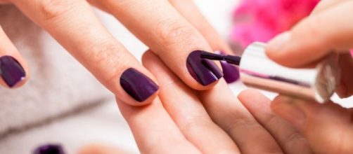 Tips de manicura: &iquest;c&oacute;mo diluir un esmalte para que dure m&aacute;s? - ellookdelasfamosas.es