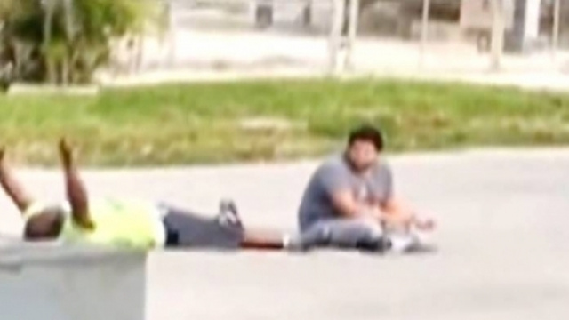 Kinsey (sdraiato a terra): la polizia gli spara nonostante sia palesemente disarmato