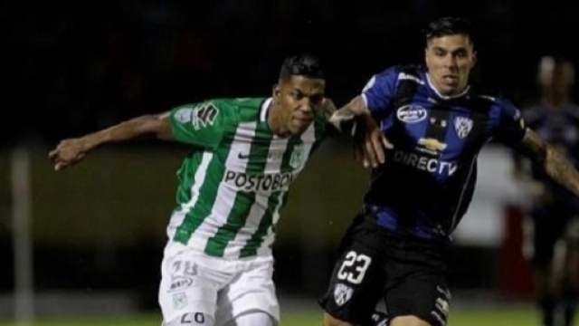 L'autore del gol colombiano, Orlando Berrio, contrastato da Tellechea