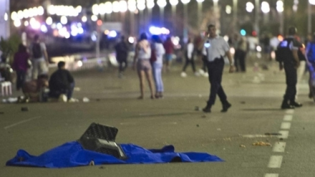 Le tragiche immagini del lungomare di Nizza dopo l'attentato del 14 luglio