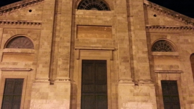 Ruba in chiesa mentre il prete recita il rosario, inseguito e ... - quilivorno.it