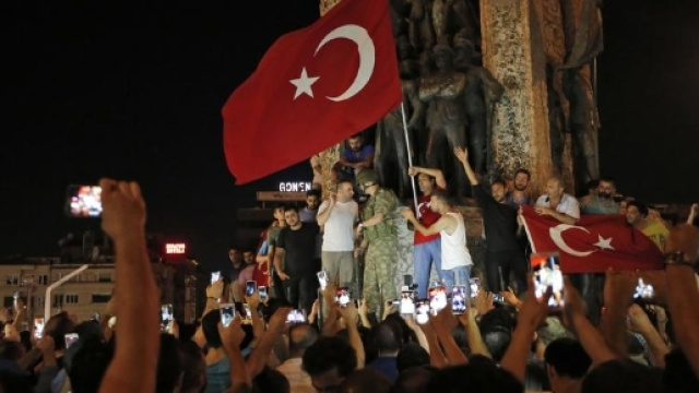 Turchia, golpe fallito. Arrestati 1563 militari, oltre 200 morti - leggo.it