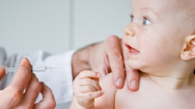 Un documento ufficiale della Fnomceo scoraggia i medici a prendere posizione contro i vaccini.