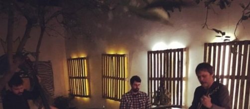 Trio de jazz, liderado pelo m&uacute;sico Jorge Shy , durante apresenta&ccedil;&atilde;o No Quintal da Mariana Tem Um Limoeiro - foto: Jo&atilde;o Moraes