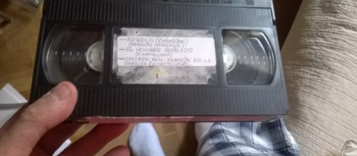 Una cinta de v&iacute;deo VHS cualquiera, con pel&iacute;culas grabadas de la televisi&oacute;n, que ahora ser&aacute;n cosa del pasado (Foto del Autor).