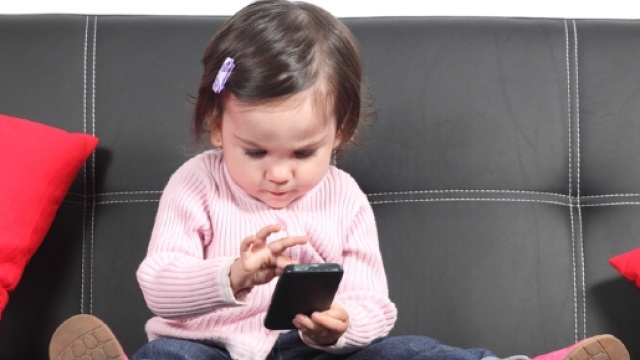 Smartphone, quando si pu&ograve; dare ai bambini? - quimamme.it
