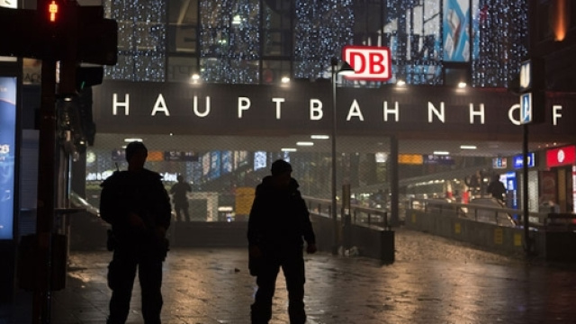 Poliziotti a Monaco di Baviera dopo l'attentato terroristico di stasera.