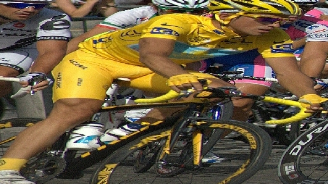 Un'immagine di Froome in maglia gialla