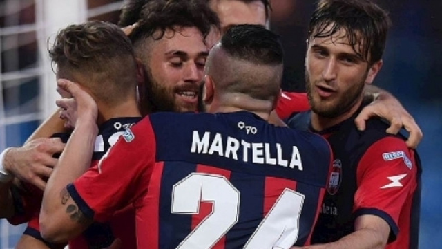 I calciatori del Crotone, neo promosso in Serie A.