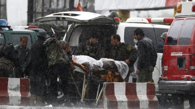 I soccorsi dopo il tremendo attentato di Kabul