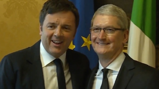 Il Premier Matteo Renzi in compagnia del Ceo di Apple Tim Cook