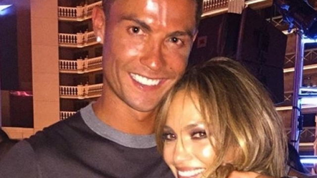 Cristiano Ronaldo festeggia Jennifer Lopez.