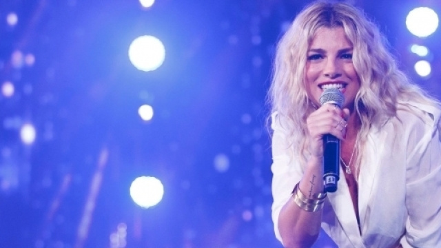 Gossip: vacanze 'da single' per Emma Marrone.