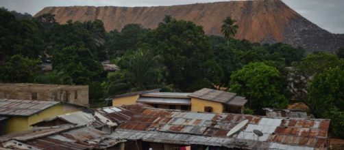 Residuos de la grava de las torres de minas m&aacute;s de Koidu en el este de Sierra Leona