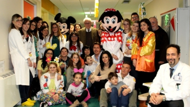 I volontari di "Ospedale allegro" durante l'Open Day al centro pediatrico "Bambino Ges&ugrave;" di Catanzaro