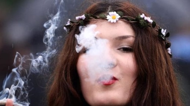 Italia cannabis social club": duecento parlamentari sfidano il ... - today.it