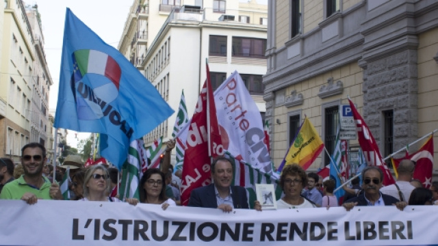 Presidio fuori all'ambasciata turca