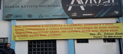 Pastor coloca uma faixa em frente a sua igreja, pedindo que pol&iacute;ticos n&atilde;o visitem o templo durante as campanhas eleitorais.