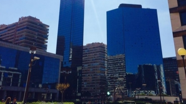 Centro Direzionale Napoli in un giorno di sole.