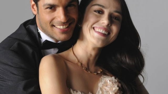 Ozge Gurel e Serkan Cayoglui, Oyku ed Ayaz in Cherry Season - La stagione del cuore.