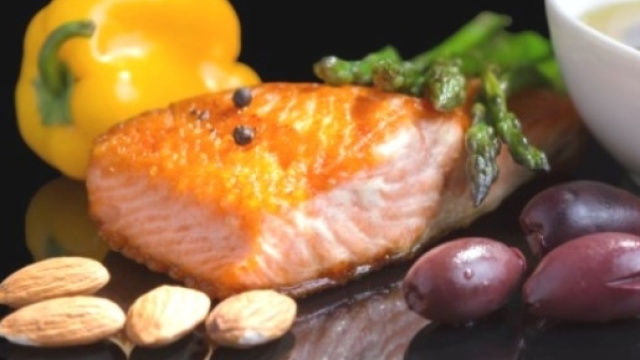 Pesce, semi oleosi, verdura, frutta, azione anti-infiammatoria.