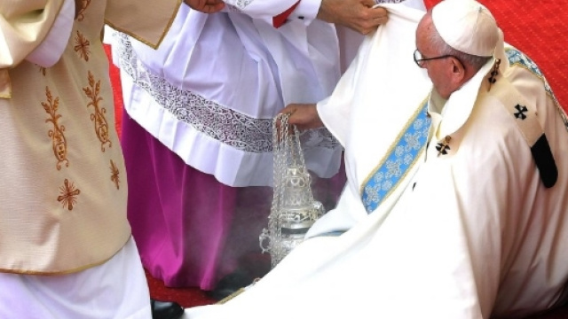 Polonia, la veste tradisce: Papa Francesco inciampa, cade e si rialza
