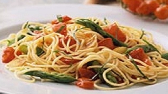 Spaghetti agli asparagi selvatici: la ricetta e le propriet&agrave; curative