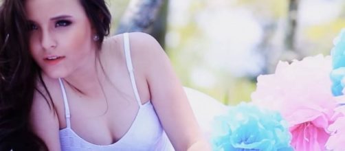 Larissa Manoela em ensaio fotogr&aacute;fico