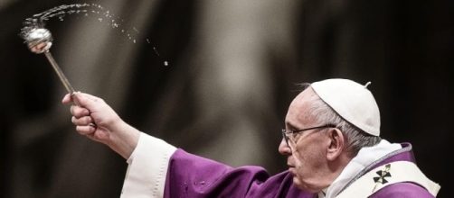 Papa Francisco caiu durante missa na Pol&ocirc;nia; veja o v&iacute;deo