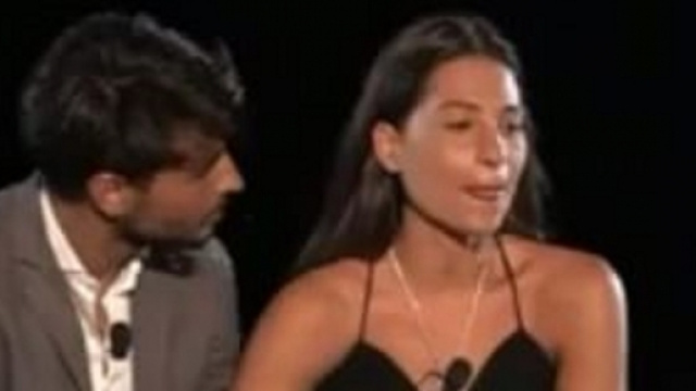 Fabio Ferrara e Ludovica Valli davanti al fal&ograve; di Temptation Island
