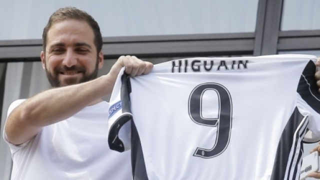 Il nuovo attaccante della Juventus, Gonzalo Higuain ha usato parole al veleno contro De Laurentiis