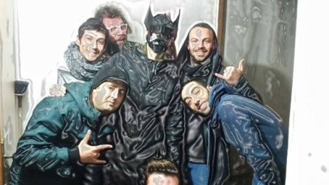 Manu Invisible (in piedi al centro) insieme a Rice e i ragazzi della trasmissione "Social Instinct" di Radio Nora 103.700.