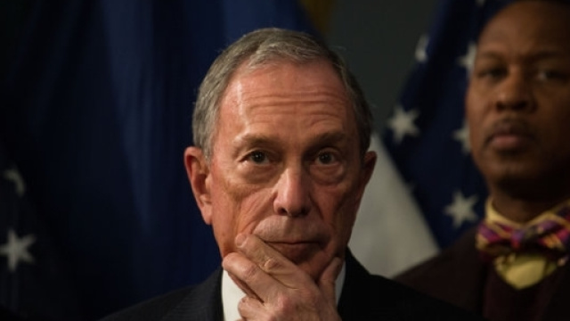 Michael Bloomberg sostiene Hillary Clinton nella corsa alla Casa Bianca, attaccando ferocemente il rivale Trump