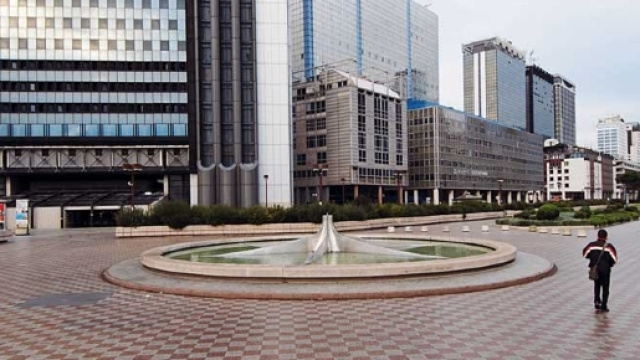 Terrore al centro Direzionale di Napoli: un uomo ha minacciato i passanti con la pistola