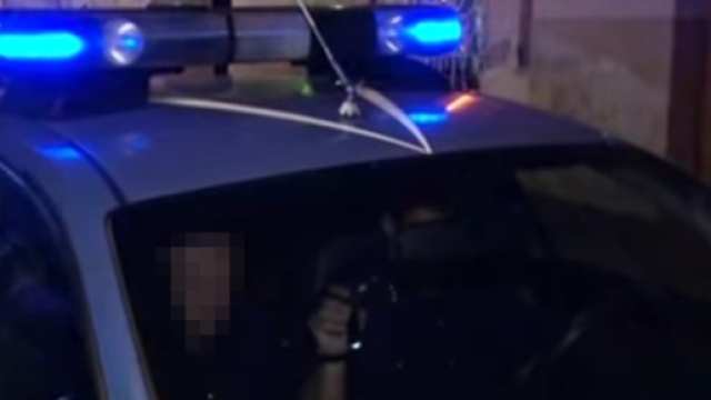 Agenti della sezione Volanti impegnati in un controllo