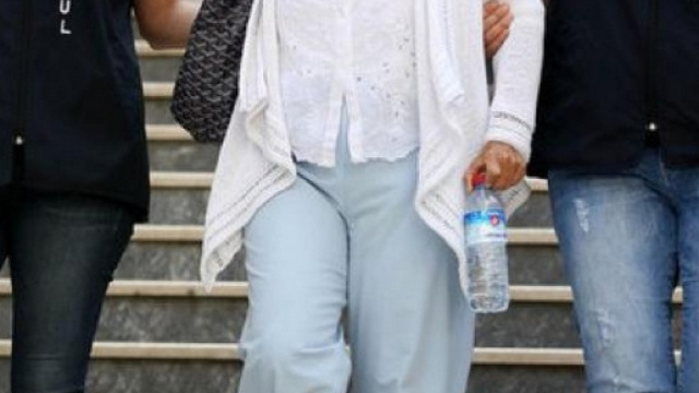 Deux des journalistes arr&ecirc;t&eacute;es : Nazli Ilicak (&agrave; d.) et B&uuml;sra Erdal (&agrave; g.). La journaliste Nuriye Akman est aussi du nombre...