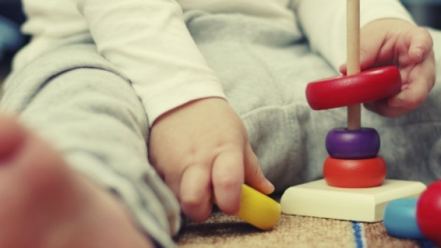 Le mani di un bambino all'asilo.