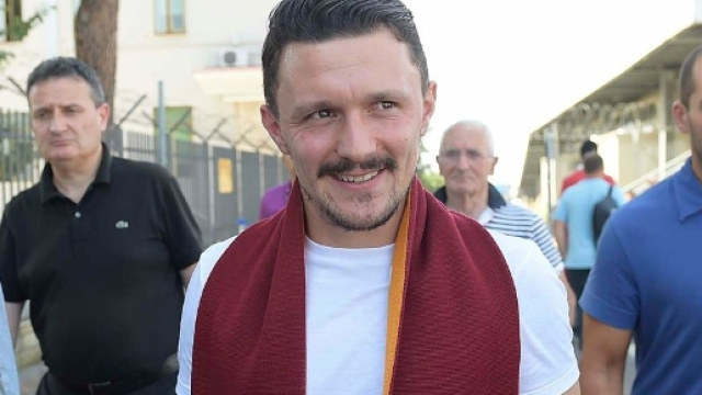 Mario Rui appena sbarcato a Fiumicino