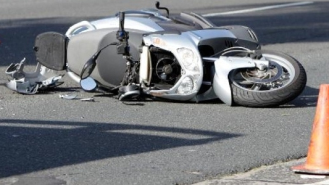 Napoli: a Pomigliano muore 39enne in scooter, ferito il passeggero