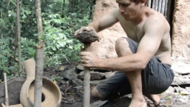Primitive Technology, l'uomo delle caverne &egrave; su YouTube ... - repubblica.it