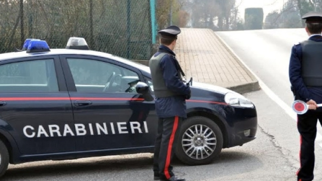 Segnalare la presenza di posti di blocco o autovelox sfanalando: ecco cosa dice la legge
