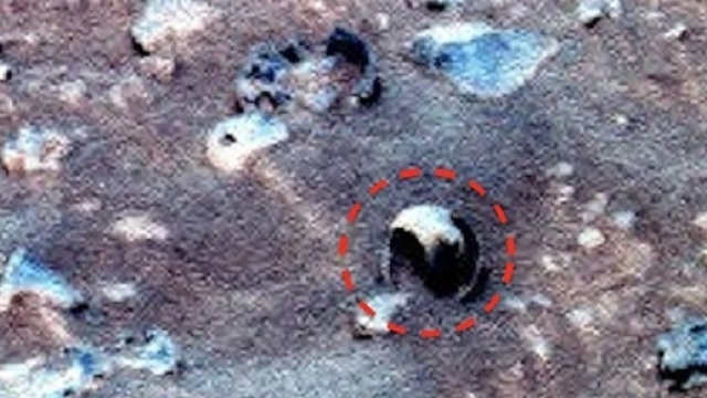 Ufo: immerso nel cratere Gusev su Marte sembra esserci un guscio rotto