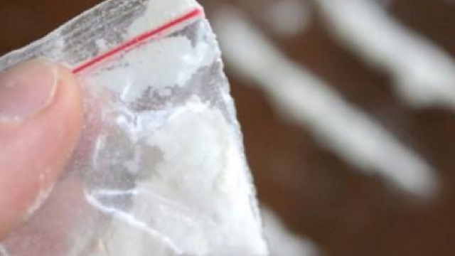 Una bustina di cocaina sequestrata.