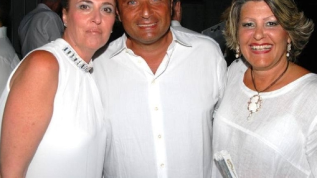 Applausi e selfie per Schettino, alla presentazione del suo libro "Verit&agrave; sommerse"