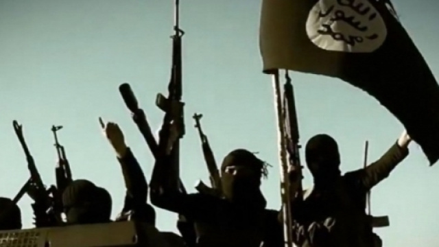 Un commando di miliziani con i vessilli dell'Isis