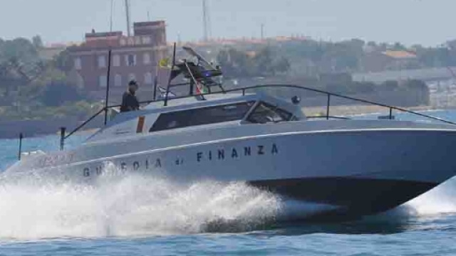 Guardia di Finanza in azione sulla costa