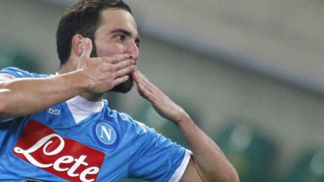 Higuain: la rabbia dei tifosi napoletani si trasforma in ironia sul web